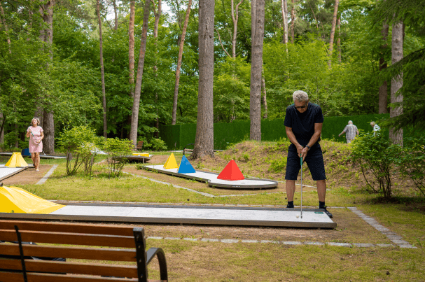 Leisure activities at Lüneburger Heide: Playing minigolf on the minigolf course